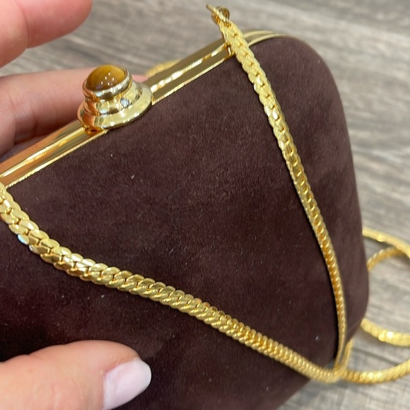 90s Vintage Brown hard clutch with gold hardware and tiny “diamond” - Picture 3 of 7